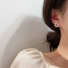 Load image into Gallery viewer, Pearl Clip On Earrings
